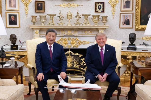 (260924) -- WASHINGTON, Sept. 24, 2026 (Xinhua) -- Chinese President Xi Jinping holds small-group exchanges with U.S. President Donald Trump in the Oval Office after a welcome ceremony at the White House in Washington, D.C., the United States, Sept. 24, 2026. Trump held a welcome ceremony for Xi, who is on a state visit to the United States, at the White House on Thursday. (Xinhua/Xie Huanchi)
