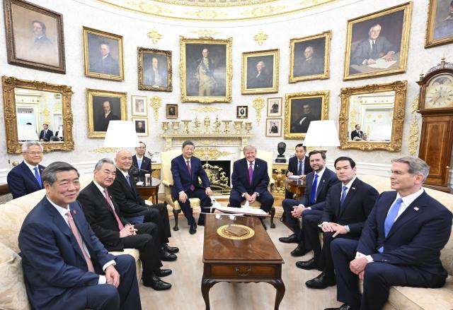 (260924) -- WASHINGTON, Sept. 24, 2026 (Xinhua) -- Chinese President Xi Jinping holds small-group exchanges with U.S. President Donald Trump in the Oval Office after a welcome ceremony at the White House in Washington, D.C., the United States, Sept. 24, 2026. Trump held a welcome ceremony for Xi, who is on a state visit to the United States, at the White House on Thursday. (Xinhua/Xie Huanchi)