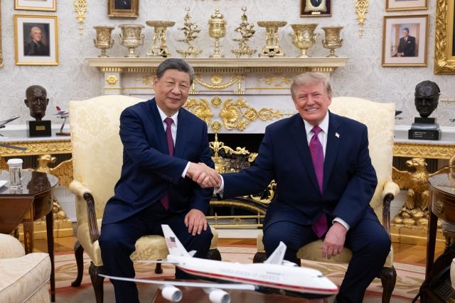 (260924) -- WASHINGTON, Sept. 24, 2026 (Xinhua) -- Chinese President Xi Jinping holds small-group exchanges with U.S. President Donald Trump in the Oval Office after a welcome ceremony at the White House in Washington, D.C., the United States, Sept. 24, 2026. Trump held a welcome ceremony for Xi, who is on a state visit to the United States, at the White House on Thursday. (Xinhua/Xie Huanchi)