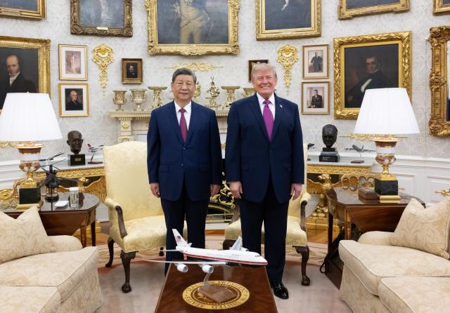 (260924) -- WASHINGTON, Sept. 24, 2026 (Xinhua) -- Chinese President Xi Jinping holds small-group exchanges with U.S. President Donald Trump in the Oval Office after a welcome ceremony at the White House in Washington, D.C., the United States, Sept. 24, 2026. Trump held a welcome ceremony for Xi, who is on a state visit to the United States, at the White House on Thursday. (Xinhua/Xie Huanchi)