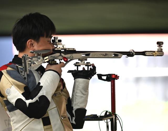 (260925) -- TOYOTA, Sept. 25, 2026 (Xinhua) -- Liu Yukun of team China competes during the 50m rifle 3 positions men team final of shooting at the 20th Asian Games Aichi-Nagoya 2026 in Toyota of Aichi Prefecture, Japan, Sept. 25, 2026. (Xinhua/Liu Lei)
