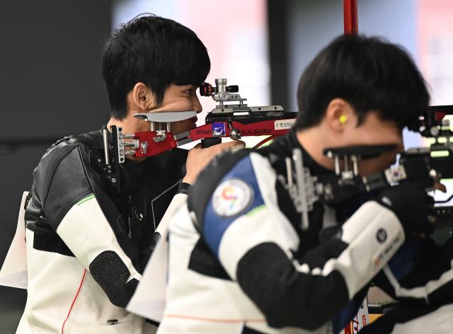(260925) -- TOYOTA, Sept. 25, 2026 (Xinhua) -- Sheng Lihao (L) of team China competes during the 50m rifle 3 positions men team final of shooting at the 20th Asian Games Aichi-Nagoya 2026 in Toyota of Aichi Prefecture, Japan, Sept. 25, 2026. (Xinhua/Liu Lei)