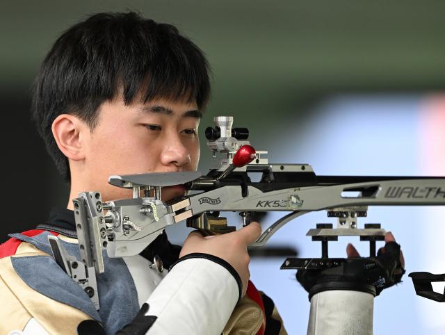 (260925) -- TOYOTA, Sept. 25, 2026 (Xinhua) -- Liu Yukun of team China reacts during the 50m rifle 3 positions men team final of shooting at the 20th Asian Games Aichi-Nagoya 2026 in Toyota of Aichi Prefecture, Japan, Sept. 25, 2026. (Xinhua/Liu Lei)