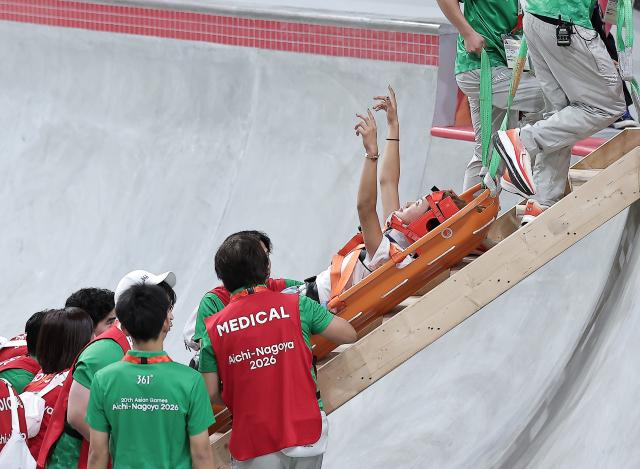 (260925) -- NAGOYA, Sept. 25, 2026 (Xinhua) -- Shiji Gunjo (C) of Japan lies on a stretcher after being injured during the men's park final of skateboarding at the 20th Asian Games Aichi-Nagoya 2026 in Tokoname of Aichi Prefecture, Japan, Sept. 25, 2026. (Xinhua/Long Lei)