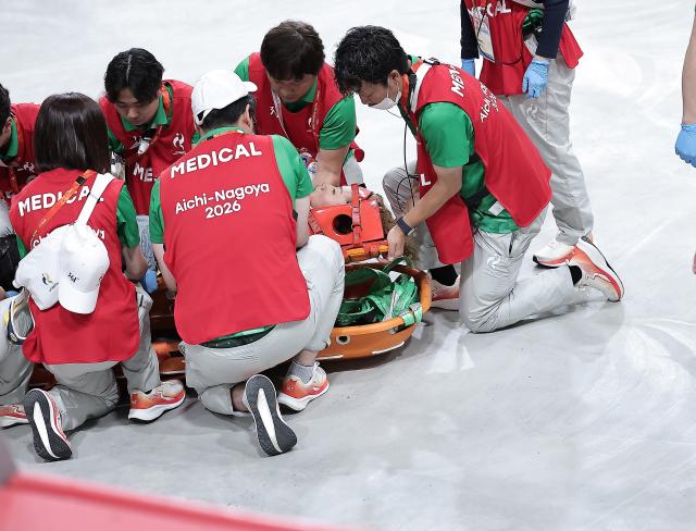 (260925) -- NAGOYA, Sept. 25, 2026 (Xinhua) -- Shiji Gunjo (C) of Japan lies on a stretcher after being injured during the men's park final of skateboarding at the 20th Asian Games Aichi-Nagoya 2026 in Tokoname of Aichi Prefecture, Japan, Sept. 25, 2026. (Xinhua/Long Lei)