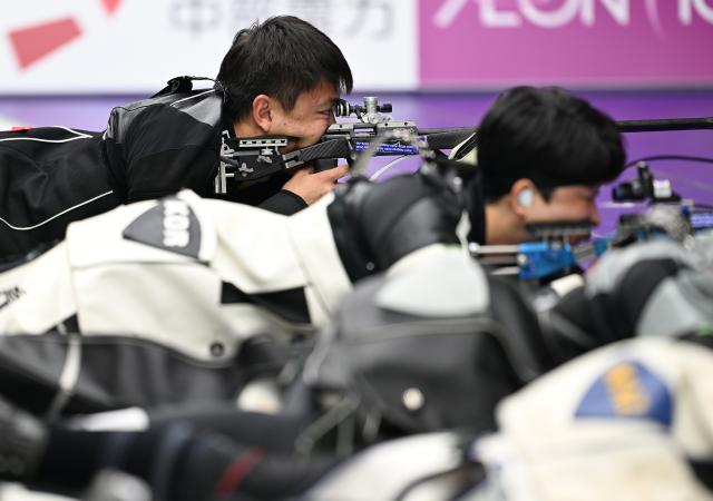 (260925) -- TOYOTA, Sept. 25, 2026 (Xinhua) -- Zhang Changhong (top) of China competes during the 50m rifle 3 positions men individual final of shooting at the 20th Asian Games Aichi-Nagoya 2026 in Toyota of Aichi Prefecture, Japan, Sept. 25, 2026. (Xinhua/Liu Lei)