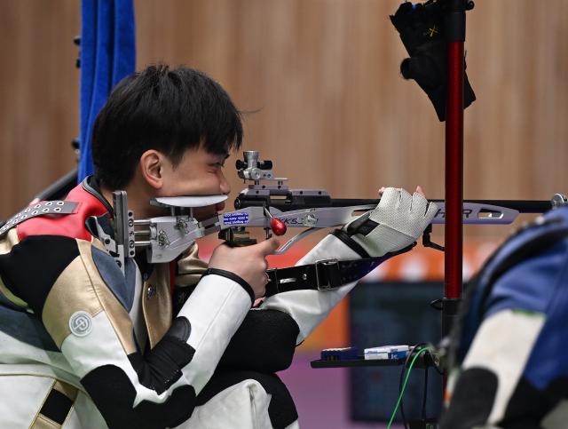 (260925) -- TOYOTA, Sept. 25, 2026 (Xinhua) -- Liu Yukun of China competes during the 50m rifle 3 positions men individual final of shooting at the 20th Asian Games Aichi-Nagoya 2026 in Toyota of Aichi Prefecture, Japan, Sept. 25, 2026. (Xinhua/Liu Lei)