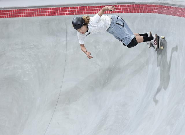 (260925) -- NAGOYA, Sept. 25, 2026 (Xinhua) -- Shiji Gunjo of Japan competes during the men's park final of skateboarding at the 20th Asian Games Aichi-Nagoya 2026 in Tokoname of Aichi Prefecture, Japan, Sept. 25, 2026. (Xinhua/Long Lei)