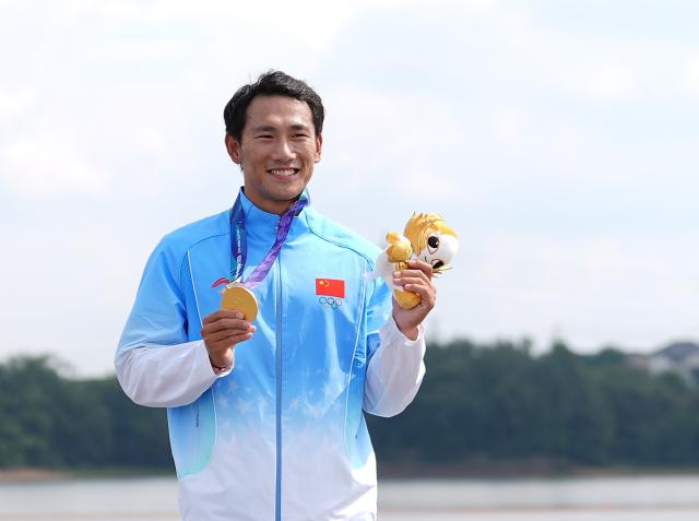 (260925) -- NAGOYA, Sept. 25, 2026 (Xinhua) -- Gold medalist Ji Bowen of China poses during the victory ceremony of the Men's Canoe Single 500m of Canoe Sprint at the 20th Asian Games Aichi-Nagoya 2026 in Miyoshi of Aichi Prefecture, Japan, Sept. 25, 2026. (Xinhua/Zhang Haobo)