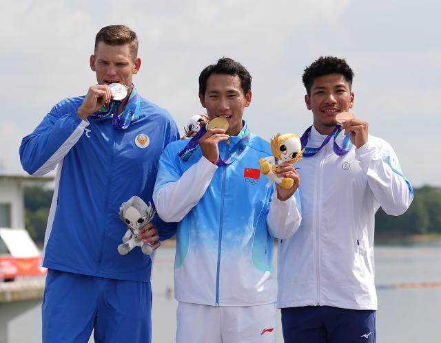 (260925) -- NAGOYA, Sept. 25, 2026 (Xinhua) -- Gold medalist Ji Bowen (C) of China, silver medalist Vladlen Denisov (L) of Uzbekistan and bronze medalist Lai Kuan-chieh of Chinese Taipei pose during the victory ceremony of the Men's Canoe Single 500m of Canoe Sprint at the 20th Asian Games Aichi-Nagoya 2026 in Miyoshi of Aichi Prefecture, Japan, Sept. 25, 2026. (Xinhua/Zhang Haobo)