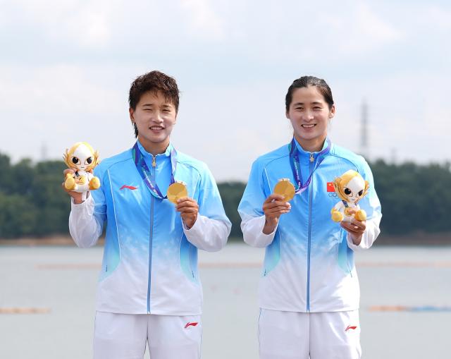(260925) -- NAGOYA, Sept. 25, 2026 (Xinhua) -- Gold medalists Sun Mengya (R)/Ma Yanan of China pose during the victory ceremony for the women's canoe double 500m of Canoe Sprint at the 20th Asian Games Aichi-Nagoya 2026 in Miyoshi of Aichi Prefecture, Japan, Sept. 25, 2026. (Xinhua/Zhang Haobo)