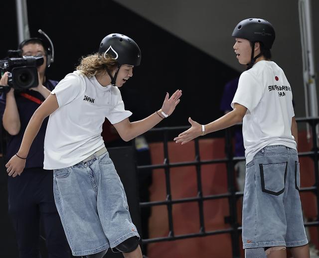 (260925) -- NAGOYA, Sept. 25, 2026 (Xinhua) -- Nagahara Izuru (R) and Shiji Gunjo of Japan clap hands during the men's park final of skateboarding at the 20th Asian Games Aichi-Nagoya 2026 in Tokoname of Aichi Prefecture, Japan, Sept. 25, 2026. (Xinhua/Long Lei)