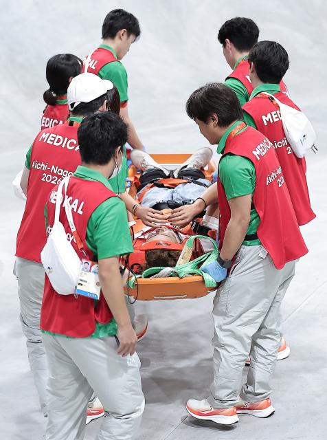 (260925) -- NAGOYA, Sept. 25, 2026 (Xinhua) -- Shiji Gunjo (C) of Japan lies on a stretcher after being injured during the men's park final of skateboarding at the 20th Asian Games Aichi-Nagoya 2026 in Tokoname of Aichi Prefecture, Japan, Sept. 25, 2026. (Xinhua/Long Lei)