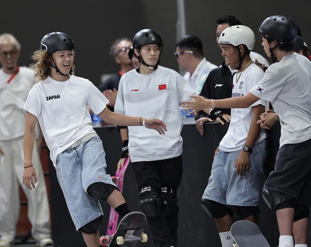 (260925) -- NAGOYA, Sept. 25, 2026 (Xinhua) -- Athletes react during the men's park final of skateboarding at the 20th Asian Games Aichi-Nagoya 2026 in Tokoname of Aichi Prefecture, Japan, Sept. 25, 2026. (Xinhua/Long Lei)