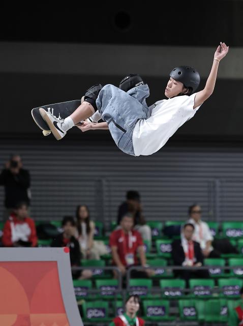 (260925) -- NAGOYA, Sept. 25, 2026 (Xinhua) -- Nagahara Izuru of Japan competes during the men's park final of skateboarding at the 20th Asian Games Aichi-Nagoya 2026 in Tokoname of Aichi Prefecture, Japan, Sept. 25, 2026. (Xinhua/Long Lei)