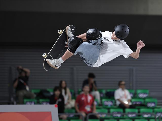 (260925) -- NAGOYA, Sept. 25, 2026 (Xinhua) -- Nagahara Izuru of Japan competes during the men's park final of skateboarding at the 20th Asian Games Aichi-Nagoya 2026 in Tokoname of Aichi Prefecture, Japan, Sept. 25, 2026. (Xinhua/Long Lei)