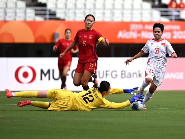 (260925) -- OSAKA, Sept. 25, 2026 (Xinhua) -- Ngan Thi Van Su (R) of Vietnam shoots during the quarterfinal match of Women's Football between China and Vietnam at 20th Asian Games Aichi-Nagoya 2026 in Osaka, Japan, Sept. 25, 2026. (Xinhua/Li Ga)