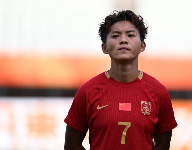 (260925) -- OSAKA, Sept. 25, 2026 (Xinhua) -- Wang Shuang of China reacts before the quarterfinal match of Women's Football between China and Vietnam at 20th Asian Games Aichi-Nagoya 2026 in Osaka, Japan, Sept. 25, 2026. (Xinhua/Li Ga)