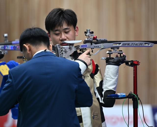 (260925) -- TOYOTA, Sept. 25, 2026 (Xinhua) -- Liu Yukun (R) of China is shown a yellow card during the 50m rifle 3 positions men individual final of shooting at the 20th Asian Games Aichi-Nagoya 2026 in Toyota of Aichi Prefecture, Japan, Sept. 25, 2026. (Xinhua/Liu Lei)