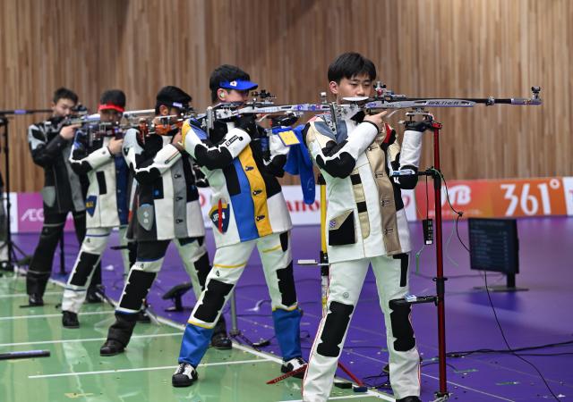 (260925) -- TOYOTA, Sept. 25, 2026 (Xinhua) -- Liu Yukun (1st R) of China competes during the 50m rifle 3 positions men individual final of shooting at the 20th Asian Games Aichi-Nagoya 2026 in Toyota of Aichi Prefecture, Japan, Sept. 25, 2026. (Xinhua/Liu Lei)