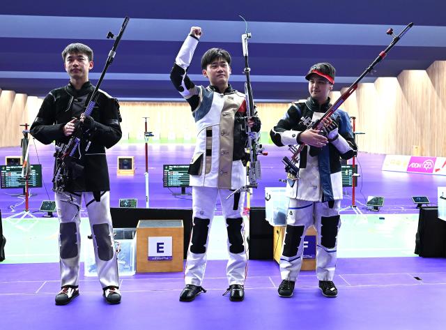 (260925) -- TOYOTA, Sept. 25, 2026 (Xinhua) -- First placed Liu Yukun (C) of China, second placed Zhang Changhong (L) of China and third placed Islam Satpayev of Kazakhstan pose after the 50m rifle 3 positions men individual final of shooting at the 20th Asian Games Aichi-Nagoya 2026 in Toyota of Aichi Prefecture, Japan, Sept. 25, 2026. (Xinhua/Liu Lei)