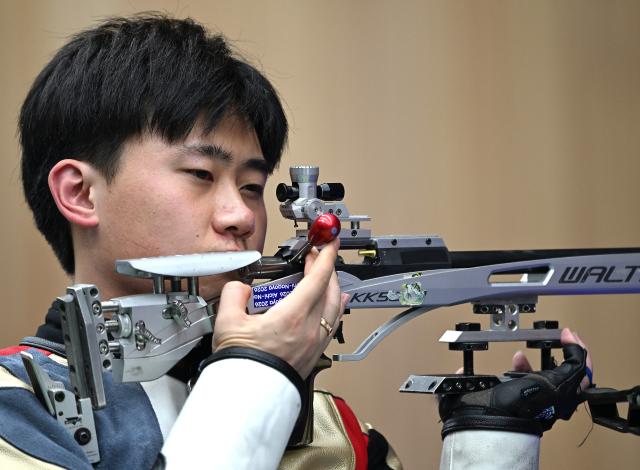 (260925) -- TOYOTA, Sept. 25, 2026 (Xinhua) -- Liu Yukun of China competes during the 50m rifle 3 positions men individual final of shooting at the 20th Asian Games Aichi-Nagoya 2026 in Toyota of Aichi Prefecture, Japan, Sept. 25, 2026. (Xinhua/Liu Lei)