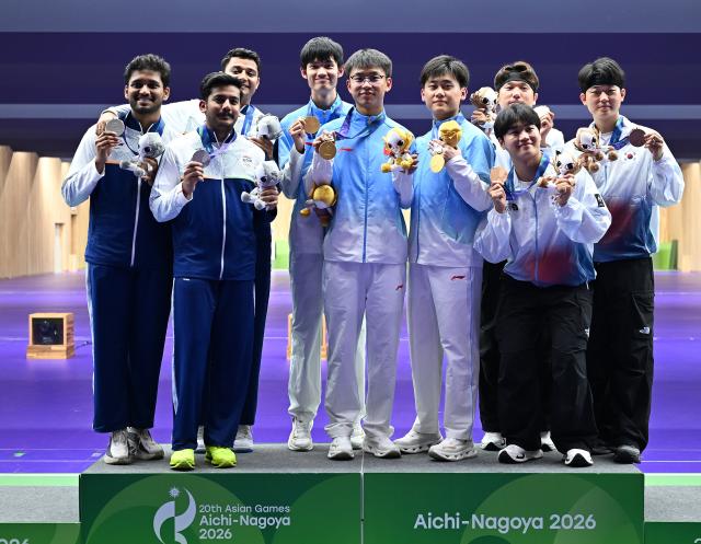 (260925) -- TOYOTA, Sept. 25, 2026 (Xinhua) -- Gold medalists of team China (C), silver medalists of team India (L), bronze medalists of team South Korea pose for photos during the victory ceremony for the 50m rifle 3 positions men team of shooting at the 20th Asian Games Aichi-Nagoya 2026 in Toyota of Aichi Prefecture, Japan, Sept. 25, 2026. (Xinhua/Liu Lei)