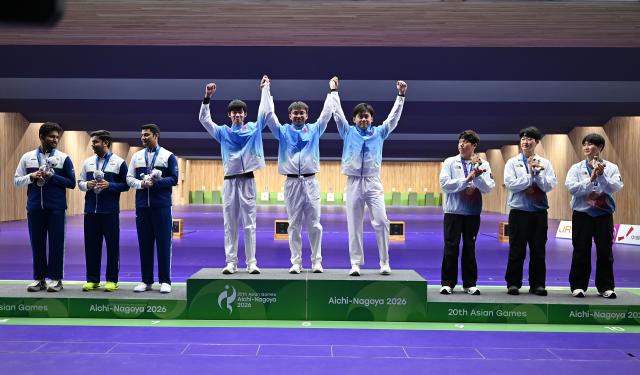 (260925) -- TOYOTA, Sept. 25, 2026 (Xinhua) -- Gold medalists Liu Yukun (4th R), Zhang Changhong (C), Sheng Lihao (4th L) of team China celebrate during the victory ceremony for the 50m rifle 3 positions men team of shooting at the 20th Asian Games Aichi-Nagoya 2026 in Toyota of Aichi Prefecture, Japan, Sept. 25, 2026. (Xinhua/Liu Lei)