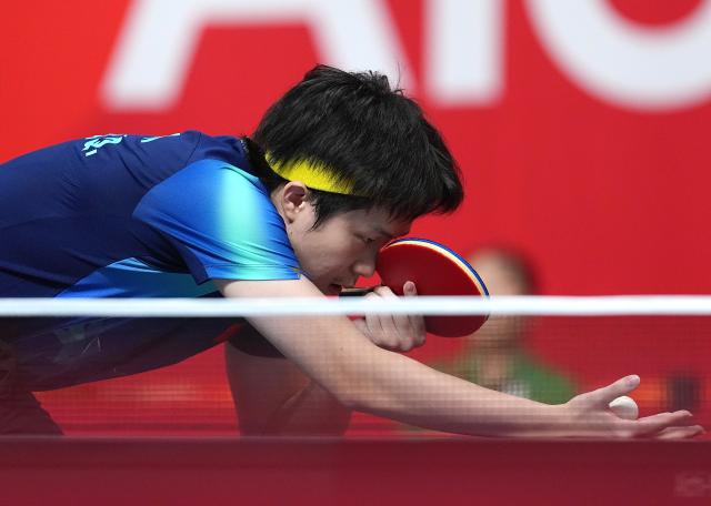 (260925) -- TOYOTA, Sept. 25, 2026 (Xinhua) -- Wang Chuqin of China competes during the table tennis men's singles round 2 match against Thitaphat Preechayan of Thailand at the 20th Asian Games Aichi-Nagoya 2026 in Toyota of Aichi Prefecture, Japan, Sept. 25, 2026. (Xinhua/Cheong Kam Ka)