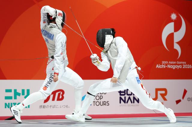 (260925) -- TOKONAME, Sept. 25, 2026 (Xinhua) -- Zeng Zhaoran (R) of China competes against Matsuyama Kyosuke of Japan during the men's foil team semifinal of Fencing at the 20th Asian Games Aichi-Nagoya 2026 in Tokoname, Aichi Prefecture, Japan, Sept. 25, 2026. (Xinhua/Yao Qilin)