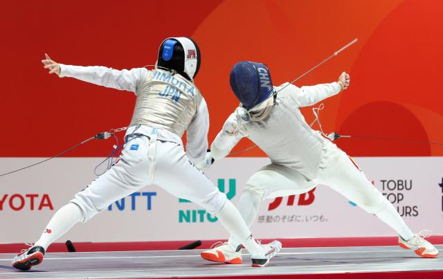 (260925) -- TOKONAME, Sept. 25, 2026 (Xinhua) -- Lyu Weiqiao (R) of China competes against Iimura Kazuki of Japan during the men's foil team semifinal of Fencing at the 20th Asian Games Aichi-Nagoya 2026 in Tokoname, Aichi Prefecture, Japan, Sept. 25, 2026. (Xinhua/Yao Qilin)