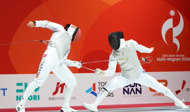 (260925) -- TOKONAME, Sept. 25, 2026 (Xinhua) -- Zeng Zhaoran (R) of China competes against Matsuyama Kyosuke of Japan during the men's foil team semifinal of Fencing at the 20th Asian Games Aichi-Nagoya 2026 in Tokoname, Aichi Prefecture, Japan, Sept. 25, 2026. (Xinhua/Yao Qilin)