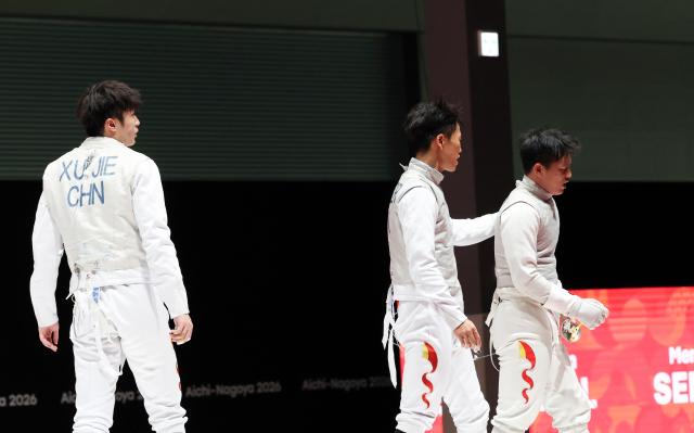 (260925) -- TOKONAME, Sept. 25, 2026 (Xinhua) -- Lyu Weiqiao (R) of China reacts after the competition against Iimura Kazuki of Japan during the men's foil team semifinal of Fencing at the 20th Asian Games Aichi-Nagoya 2026 in Tokoname, Aichi Prefecture, Japan, Sept. 25, 2026. (Xinhua/Yao Qilin)