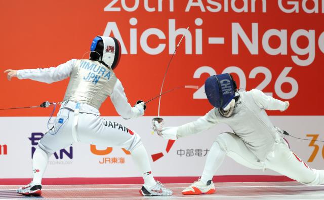 (260925) -- TOKONAME, Sept. 25, 2026 (Xinhua) -- Lyu Weiqiao (R) of China competes against Iimura Kazuki of Japan during the men's foil team semifinal of Fencing at the 20th Asian Games Aichi-Nagoya 2026 in Tokoname, Aichi Prefecture, Japan, Sept. 25, 2026. (Xinhua/Yao Qilin)