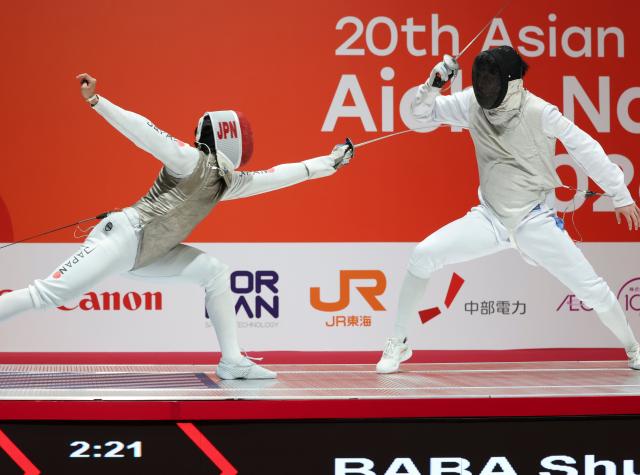(260925) -- TOKONAME, Sept. 25, 2026 (Xinhua) -- Xu Jie (R) of China competes against Baba Shunsuke of Japan during the men's foil team semifinal of Fencing at the 20th Asian Games Aichi-Nagoya 2026 in Tokoname, Aichi Prefecture, Japan, Sept. 25, 2026. (Xinhua/Yao Qilin)