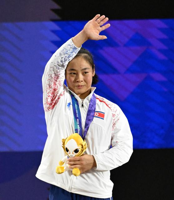 (260925) -- NAGOYA, Sept. 25, 2026 (Xinhua) -- Gold medalist Oh Kwang Ok of the Democratic People's Republic of Korea (DPRK) greets the spectators during the awarding ceremony for the women's 57kg of weightlifting at the 20th Asian Games Aichi-Nagoya 2026 in Nagoya, Japan, Sept. 25, 2026. (Xinhua/Yu Yang)