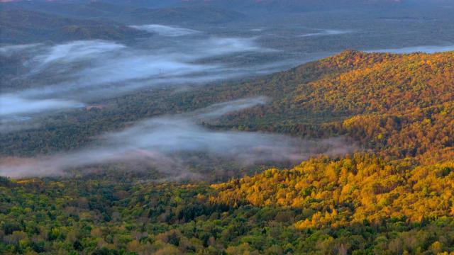 (260925) -- YICHUN, Sept. 25, 2026 (Xinhua) -- An aerial drone photo taken on Sept. 24, 2026 shows the autumn scenery of Xing'an National Forest Park in Yimei District of Yichun, northeast China's Heilongjiang Province. (Photo by Li Jiaxing/Xinhua)