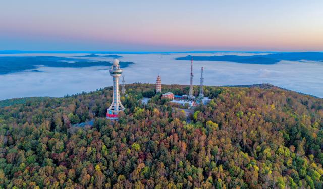 (260925) -- YICHUN, Sept. 25, 2026 (Xinhua) -- An aerial drone photo taken on Sept. 24, 2026 shows the autumn scenery of Xing'an National Forest Park in Yimei District of Yichun, northeast China's Heilongjiang Province. (Photo by Li Jiaxing/Xinhua)