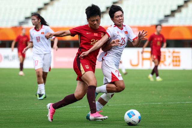 (260925) -- OSAKA, Sept. 25, 2026 (Xinhua) -- Zhang Chengxue (L) of China vies with Nguyen Thi Tuyet Ngan of Vietnam during the quarterfinal match of women's football between China and Vietnam at 20th Asian Games Aichi-Nagoya 2026 in Osaka, Japan, Sept. 25, 2026. (Xinhua/Jia Haocheng)