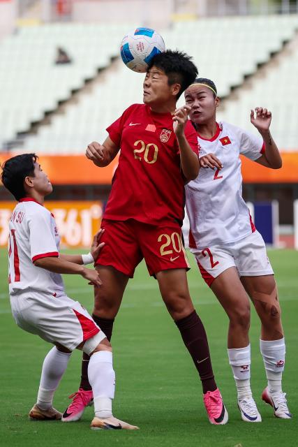 (260925) -- OSAKA, Sept. 25, 2026 (Xinhua) -- Zhang Chengxue (C) of China heads the ball during the quarterfinal match of women's football between China and Vietnam at 20th Asian Games Aichi-Nagoya 2026 in Osaka, Japan, Sept. 25, 2026. (Xinhua/Jia Haocheng)