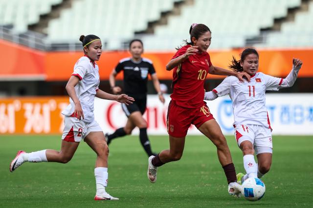 (260925) -- OSAKA, Sept. 25, 2026 (Xinhua) -- Wang Yanwen (2nd R) of China vies with Thai Thi Thao (1st R) of Vietnam during the quarterfinal match of women's football between China and Vietnam at 20th Asian Games Aichi-Nagoya 2026 in Osaka, Japan, Sept. 25, 2026. (Xinhua/Jia Haocheng)