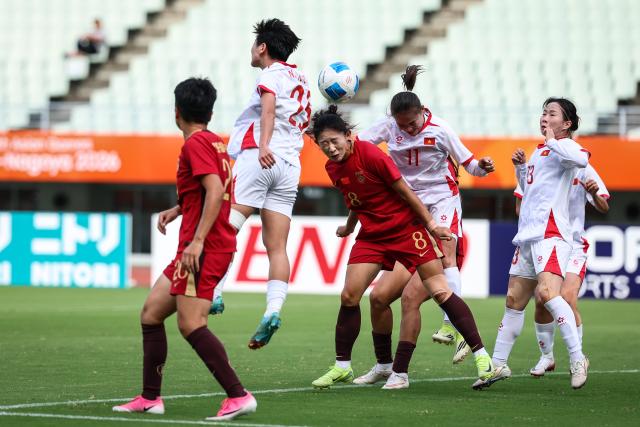 (260925) -- OSAKA, Sept. 25, 2026 (Xinhua) -- Yao Wei (3rd L) of China vies with Nguyen Thi Tuyet Ngan (2nd L) of Vietnam for the ball during the quarterfinal match of women's football between China and Vietnam at 20th Asian Games Aichi-Nagoya 2026 in Osaka, Japan, Sept. 25, 2026. (Xinhua/Jia Haocheng)