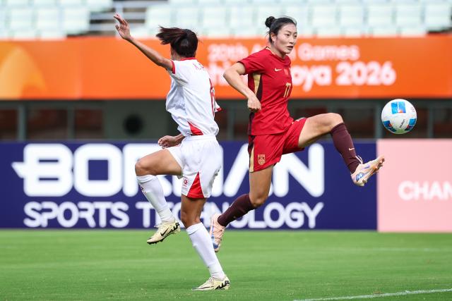 (260925) -- OSAKA, Sept. 25, 2026 (Xinhua) -- Xie Zongmei (R) of China competes during the quarterfinal match of women's football between China and Vietnam at 20th Asian Games Aichi-Nagoya 2026 in Osaka, Japan, Sept. 25, 2026. (Xinhua/Jia Haocheng)