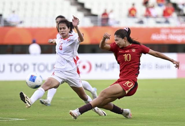 (260925) -- OSAKA, Sept. 25, 2026 (Xinhua) -- Wang Yanwen (R) of China shoots during the quarterfinal match of women's football between China and Vietnam at 20th Asian Games Aichi-Nagoya 2026 in Osaka, Japan, Sept. 25, 2026. (Xinhua/Li Ga)