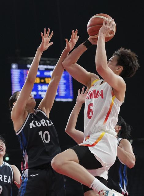 (260925) -- NAGOYA, Sept. 25, 2026 (Xinhua) -- Yang Shuyu (top) of China shoots during the women's semifinal match between China and South Korea at 20th Asian Games Aichi-Nagoya 2026 in Nagoya, Japan, Sept. 25, 2026. (Xinhua/Zhou Mi)