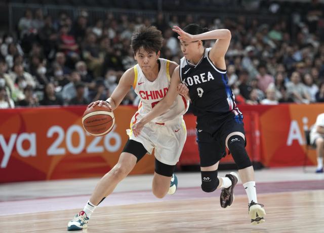 (260925) -- NAGOYA, Sept. 25, 2026 (Xinhua) -- Yang Shuyu (L) of China vies with Lee Sohee of South Korea during the women's semifinal match between China and South Korea at 20th Asian Games Aichi-Nagoya 2026 in Nagoya, Japan, Sept. 25, 2026. (Xinhua/Zhou Mi)