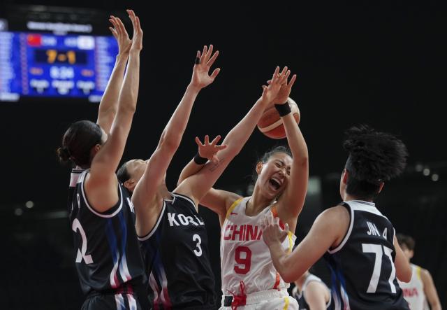 (260925) -- NAGOYA, Sept. 25, 2026 (Xinhua) -- Tang Ziting (3rd L) of China is blocked during the women's semifinal match between China and South Korea at 20th Asian Games Aichi-Nagoya 2026 in Nagoya, Japan, Sept. 25, 2026. (Xinhua/Zhou Mi)