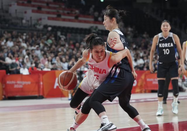 (260925) -- NAGOYA, Sept. 25, 2026 (Xinhua) -- Wang Siyu (L) of China vies with Heo Yeeun (C) of South Korea during the women's semifinal match between China and South Korea at 20th Asian Games Aichi-Nagoya 2026 in Nagoya, Japan, Sept. 25, 2026. (Xinhua/Zhou Mi)
