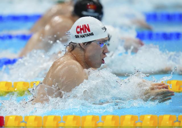 (260925) -- TOKYO, Sept. 25, 2026 (Xinhua) -- Qin Haiyang of China competes during the men's 50m breaststroke final at the 20th Asian Games Aichi-Nagoya 2026 in Tokyo, Japan, Sept. 25, 2026. (Xinhua/Chen Zeguo)