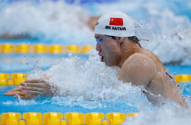 (260925) -- TOKYO, Sept. 25, 2026 (Xinhua) -- Qin Haiyang of China competes during the men's 50m breaststroke final at the 20th Asian Games Aichi-Nagoya 2026 in Tokyo, Japan, Sept. 25, 2026. (Xinhua/Wu Zhizun)